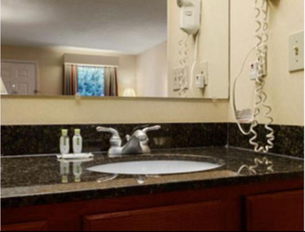 Baymont By Wyndham Warner Robins Motel Room photo